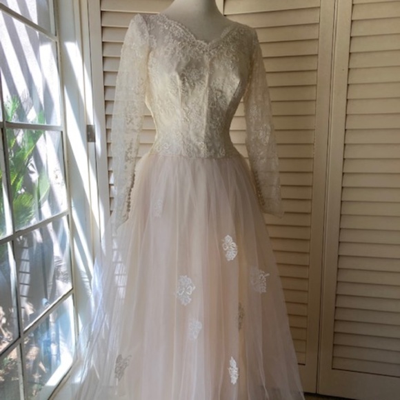 1950's "Arden of Campus Bridal" Wedding Gown - Picture 4 of 16